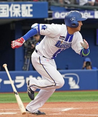 　３回ＤｅＮＡ１死一、三塁、勝又が左前に勝ち越し打を放つ＝横浜