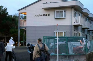 　男が一時、立てこもったアパート＝４日午後６時５０分、愛知県豊橋市多米中町