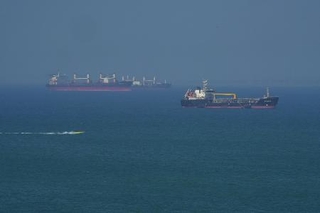 　４月２８日、イラン沖のホルムズ海峡に浮かぶ石油タンカー（ゲッティ＝共同）