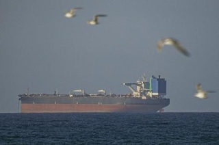 　ホルムズ海峡通過を待つ船舶（ゲッティ＝共同）