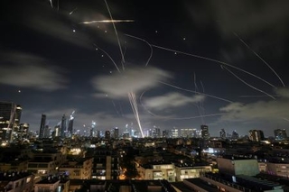 　イランのミサイルを迎撃するイスラエルの防空システム「アイアンドーム」＝２０２５年６月、テルアビブ（ＡＰ＝共同）