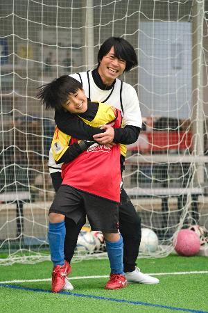　プロとの交流会に参加した子ども＝２０２５年１２月、東京都多摩市（ラブフットボール・ジャパン提供）