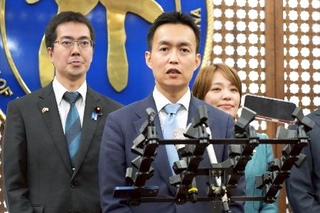 　記者団の取材に応じる自民党青年局の平沼正二郎局長（中央）＝５日、台北市（共同）