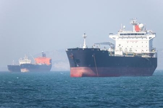 　ホルムズ海峡の船舶＝４日、イラン南部バンダルアバス沖（イラン学生通信・ＷＡＮＡ提供、ロイター＝共同）
