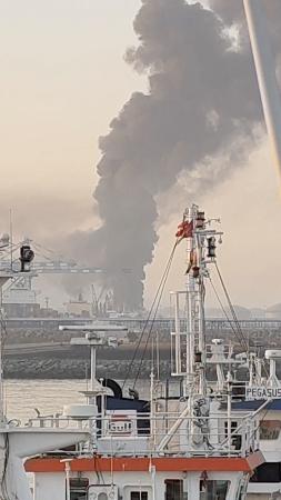 　ＵＡＥ東部フジャイラの石油産業地区で無人機攻撃後に立ち上る煙（４日公開のソーシャルメディアから、ロイター＝共同）