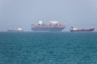 　ホルムズ海峡の船舶＝４日、イラン南部バンダルアバス沖（イラン学生通信・ＷＡＮＡ提供、ロイター＝共同）