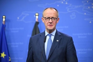 　昨年１０月、ブリュッセルで記者会見するドイツのメルツ首相（ゲッティ＝共同）