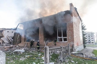 　ロシア軍の空爆後、消火活動に当たる消防隊員ら＝５日、ウクライナ東部ドネツク州（ゲッティ＝共同）