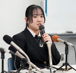 　記者会見する才津結愛さん＝６日午前、長崎市