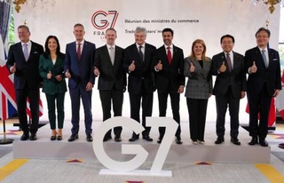 　Ｇ７貿易相会合に出席した各国の閣僚ら。右から２人目が赤沢経産相＝６日、パリ（ロイター＝共同）