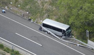 　福島県郡山市の磐越自動車道でガードレールに衝突したマイクロバス＝６日午後０時１６分（共同通信社ヘリから）