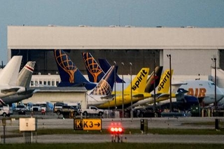 　マイアミの空港に駐機する航空会社の旅客機。黄色は経営破綻したスピリット航空機＝２日（ロイター＝共同）