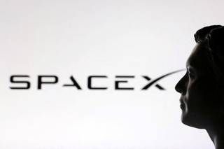 　「スペースＸ」のロゴと、イーロン・マスク氏のイメージ（ロイター＝共同）