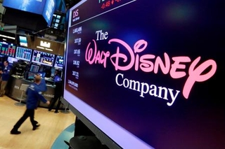 　ニューヨーク証券取引所のモニターに表示された「ウォルト・ディズニー」のロゴ（ＡＰ＝共同）