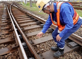 　新開発の「トングレール」について説明するＪＲ東海の三輪昌弘さん＝４月、東京都品川区