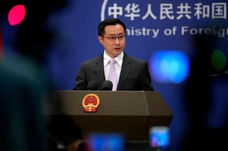 　記者会見する中国外務省の林剣副報道局長＝７日、北京（共同）