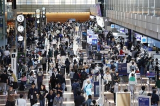 　ゴールデンウイーク後半の５連休初日を迎え、混雑する羽田空港の出発ロビー＝２日