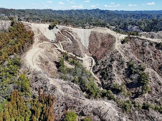 　千葉県鴨川市で計画中のメガソーラーの工事現場＝３月（鴨川の山と川と海を守る会提供、ドローンから）