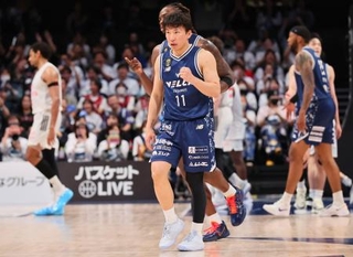 　Ａ東京戦で活躍し、拳を握る長崎の熊谷（１１）＝ハピネスアリーナ（（Ｃ）Ｂ．ＬＥＡＧＵＥ）