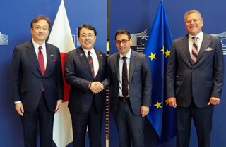 　日ＥＵ「ハイレベル経済対話」に臨む赤沢経産相（中央左）とＥＵのセジュルネ上級副委員長（同右）ら＝７日、ブリュッセル（経産省提供・共同）
