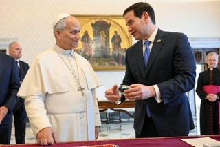 　ルビオ米国務長官（右）と面会するローマ教皇レオ１４世＝７日、バチカン（バチカンメディア提供・ロイター＝共同）