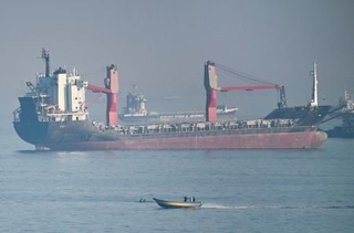 　ホルムズ海峡の船舶＝５日、イラン南部バンダルアバス沖（共同）