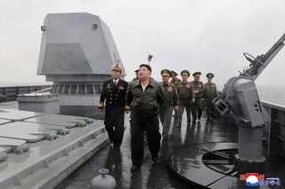 　新型駆逐艦「崔賢」の航海試験を視察する北朝鮮の金正恩朝鮮労働党総書記（手前）＝７日（朝鮮中央通信＝共同）