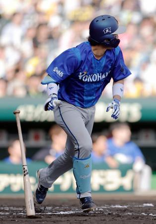 　８回ＤｅＮＡ１死満塁、度会が左前に２点打を放つ＝甲子園