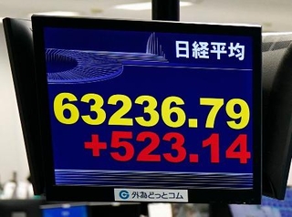 　６万３０００円を回復し、取引時間中としての史上最高値を更新した日経平均株価を示すモニター＝１１日午前、東京都港区の外為どっとコム