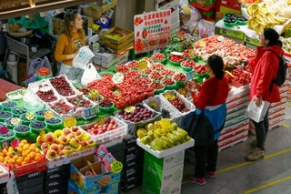 　北京市内の市場に並べられた果物＝４月（共同）