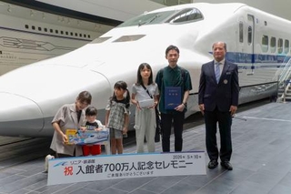 　リニア・鉄道館の入館者数７００万人を記念し開かれた式典＝１０日、名古屋市