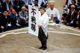 　大相撲夏場所２日目に豊昇龍が休場し、藤ノ川の不戦勝を伝える垂れ幕＝１１日、両国国技館
