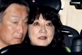 　ベセント米財務長官との会食を終えた片山財務相（右）＝１１日夜、東京都内