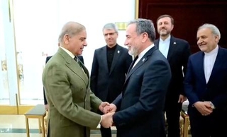 　パキスタン・イスラマバードで会談するシャリフ首相（左）とイランのアラグチ外相＝４月２５日公開（パキスタン首相府提供・ロイター＝共同）