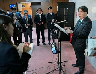 　閣議後に記者会見する林総務相＝１２日午前、国会