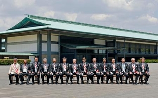 　大綬章の親授式を終え、記念写真に納まる受章者＝１２日午前、宮殿・東庭