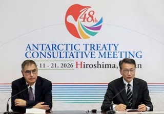 　記者会見する南極条約協議国会議議長の宇山秀樹氏（右）＝１２日午前、広島市