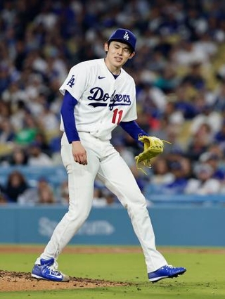 　ジャイアンツ戦の６回、２点二塁打を打たれたドジャース・佐々木＝ロサンゼルス（共同）