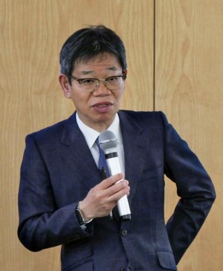 　記者会見するロームの東克己社長＝１２日午後、京都市