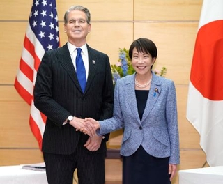 　ベセント米財務長官（左）と握手する高市首相＝１２日午後、首相官邸