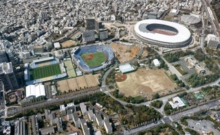 　東京・明治神宮外苑地区。左から秩父宮ラグビー場、神宮球場、解体された神宮第二球場の跡地、国立競技場。左手前はイチョウ並木＝２０２５年３月（共同通信社ヘリから）