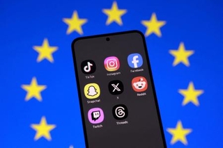 　スマートフォンのＳＮＳアプリとＥＵ旗（ロイター＝共同）