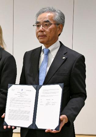 　覚書に調印した島津製作所の山本靖則社長＝１２日午後、川崎市