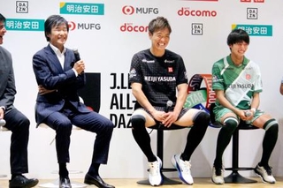 　Ｊリーグのオールスター戦出場選手の発表会に出席した浦和のＧＫ西川（中央）＝１２日、東京都新宿区