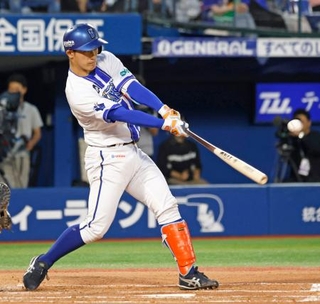 　２回ＤｅＮＡ１死一、三塁、松尾が右前に先制打を放つ＝横浜