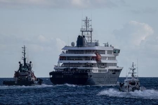 　スペイン領テネリフェ島を出向するクルーズ船「ＭＶホンディウス」（中央）＝１１日（ゲッティ＝共同）