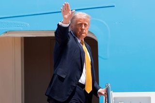　大統領専用機に乗り込むトランプ米大統領＝１２日、ワシントン郊外の米軍基地（ＡＰ＝共同）