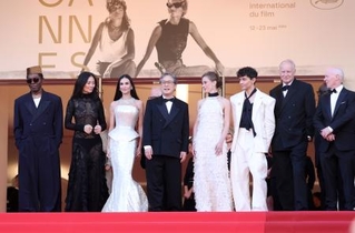 　第７９回カンヌ国際映画祭のオープニングセレモニーに出席したコンペティション部門の審査員ら＝１２日、フランス・カンヌ（ゲッティ＝共同）