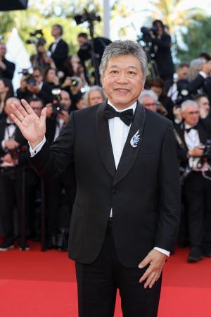 　第７９回カンヌ国際映画祭のオープニングセレモニーに登場し、笑顔を見せる是枝裕和監督＝１２日、フランス・カンヌ（ゲッティ＝共同）