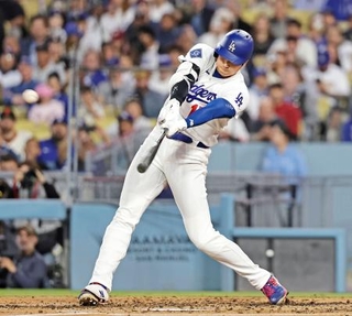 　ジャイアンツ戦の３回、７号ソロを放つドジャース・大谷＝ロサンゼルス（共同）